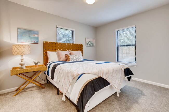 Building Photo - RECENTLY REMODELED 3 BR / 2 BATH COTTAGE L...
