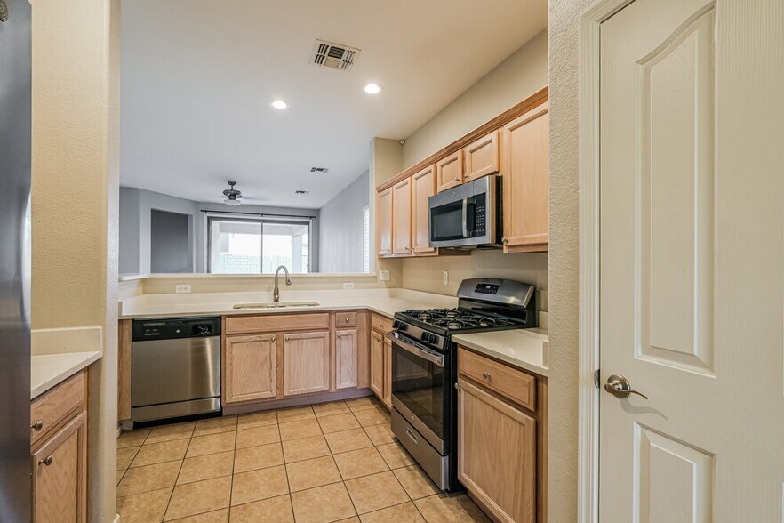 Building Photo - 11722 W Lincoln St