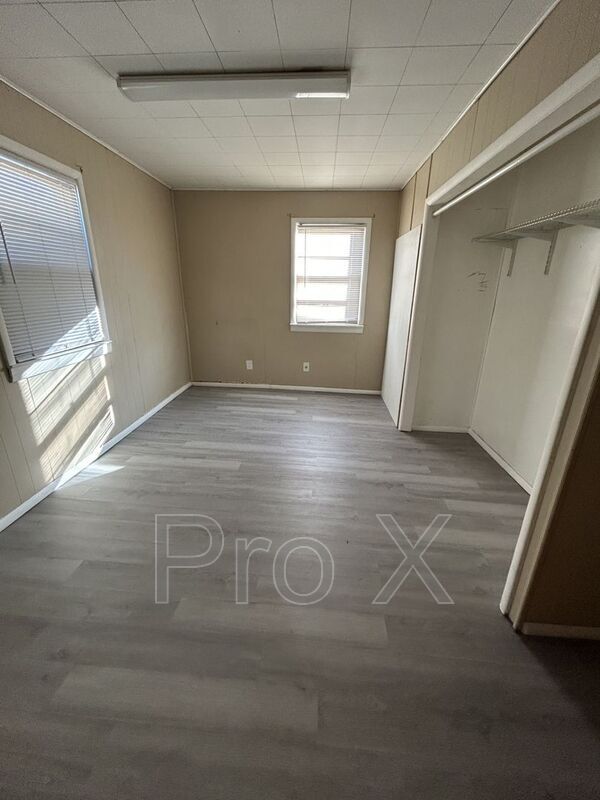 Building Photo - 302 E 7th St