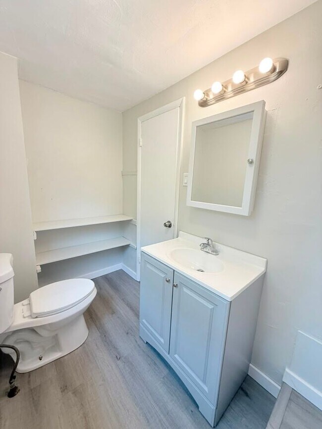 Building Photo - 472-474 Guylyn Dr