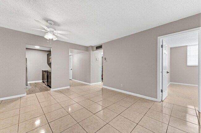 Building Photo - 3910 Crystal Lake Dr