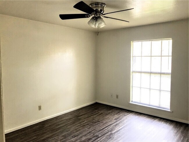 Building Photo - 1901 Pine Tree Dr