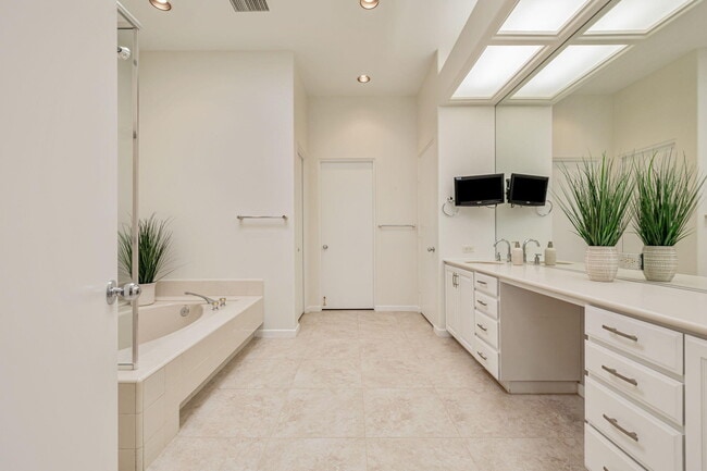 Building Photo - 133 Rainbird Cir