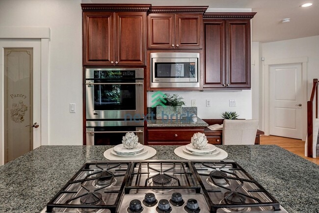 Building Photo - Spacious Home in Desirable Bellevue Neighb...
