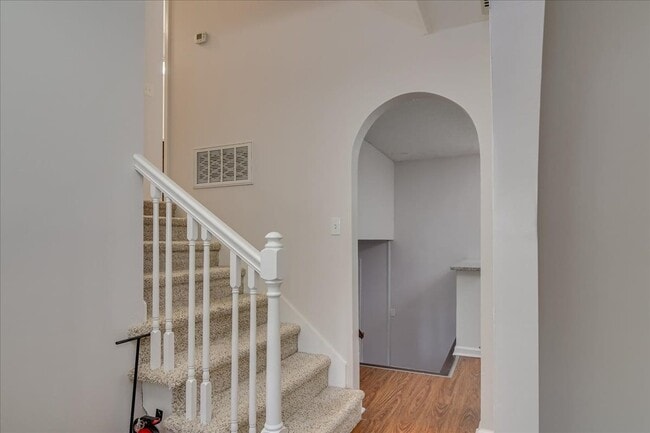 Building Photo - 303 Meadowlake Dr