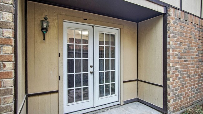 Building Photo - Updated 2/2 with Granite Counter Tops and ...