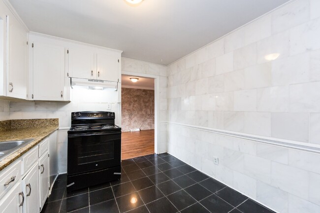 Building Photo - "Charming 3-Bedroom Retreat with Gleaming Hardwood Floors in Westerly Hills!"