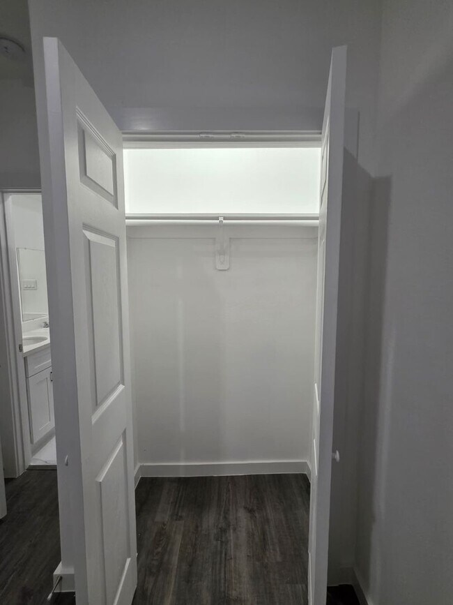 Building Photo - Stunning Duplex with Garage & Modern Finishes