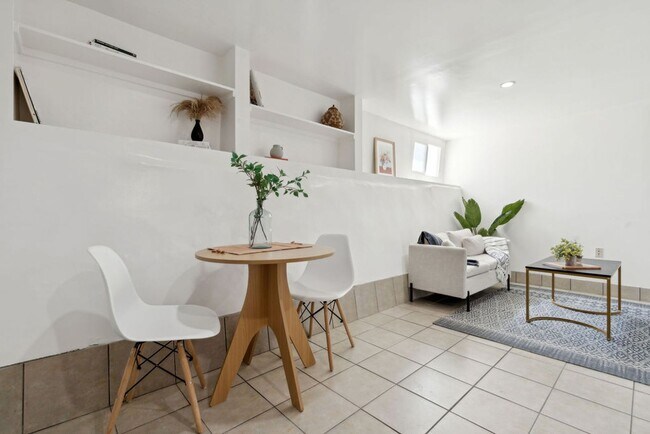 Building Photo - EPIC REA - Great Renovated ( all appliance...