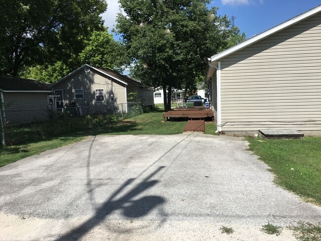 Building Photo - 2 Bedroom 1 Bath Duplex.  Great Central Lo...
