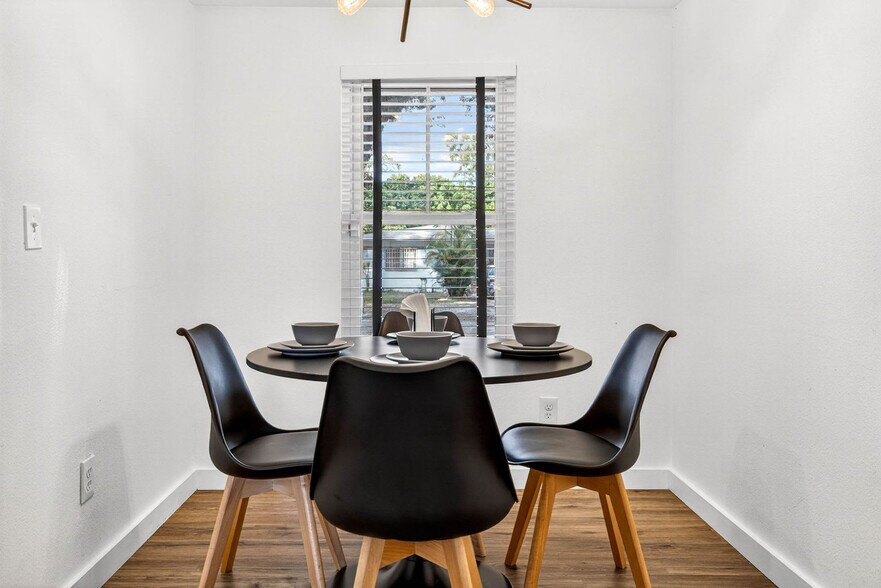 Building Photo - 1317 E Diana St