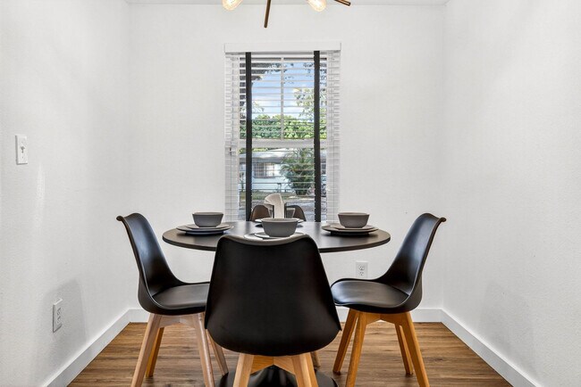 Building Photo - 1317 E Diana St