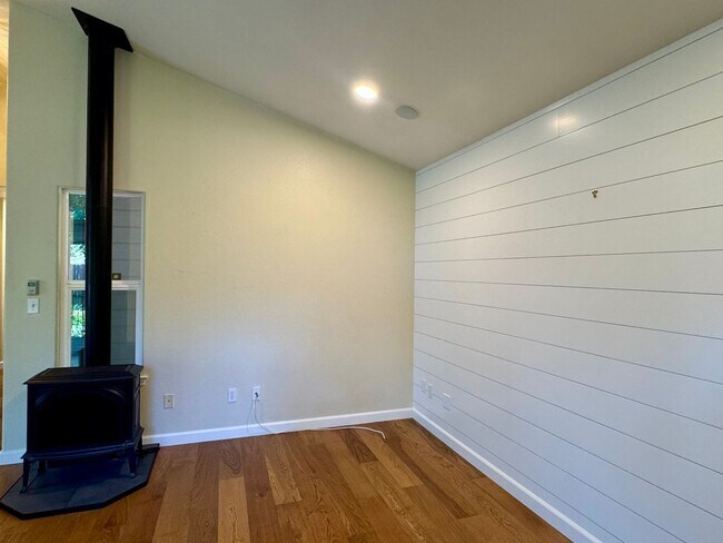 Building Photo - Spacious 3 bedroom, 3 bath bi-level home nestled in the scenic Sierra Nevada foothills
