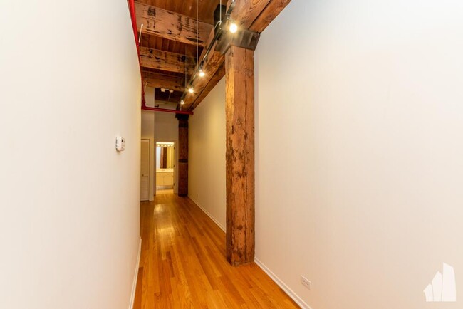 Building Photo - 1 bedroom in Chicago IL 60654