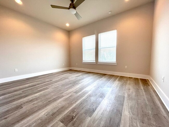 Building Photo - NEW 3B/2.5B Destin Oaks TOWNHOME available...