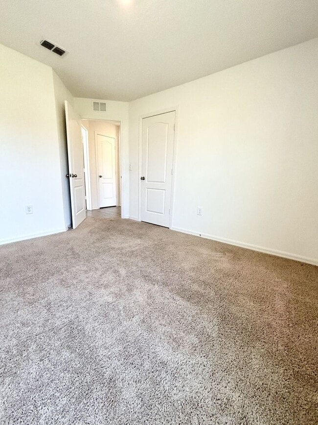 Building Photo - Your Dundee 4Beds/2Baths dream home – conv...