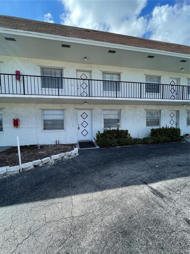 Building Photo - 227 Castlewood Dr