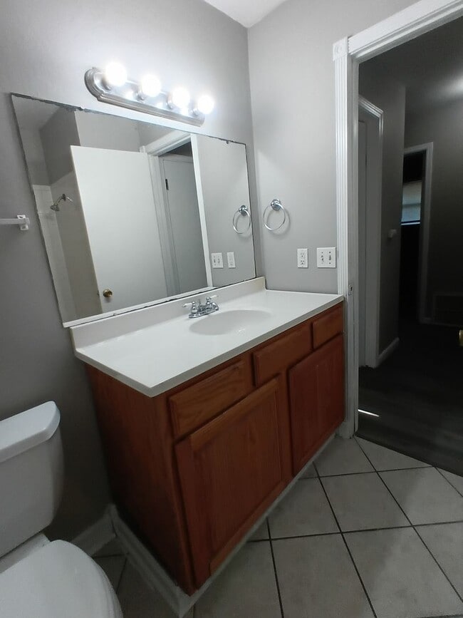 Building Photo - Wonderful Kitchen! New flooring!