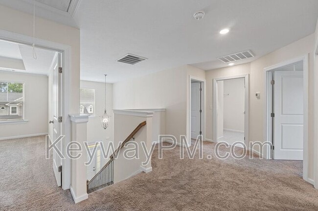 Building Photo - 585 Hampton Dr