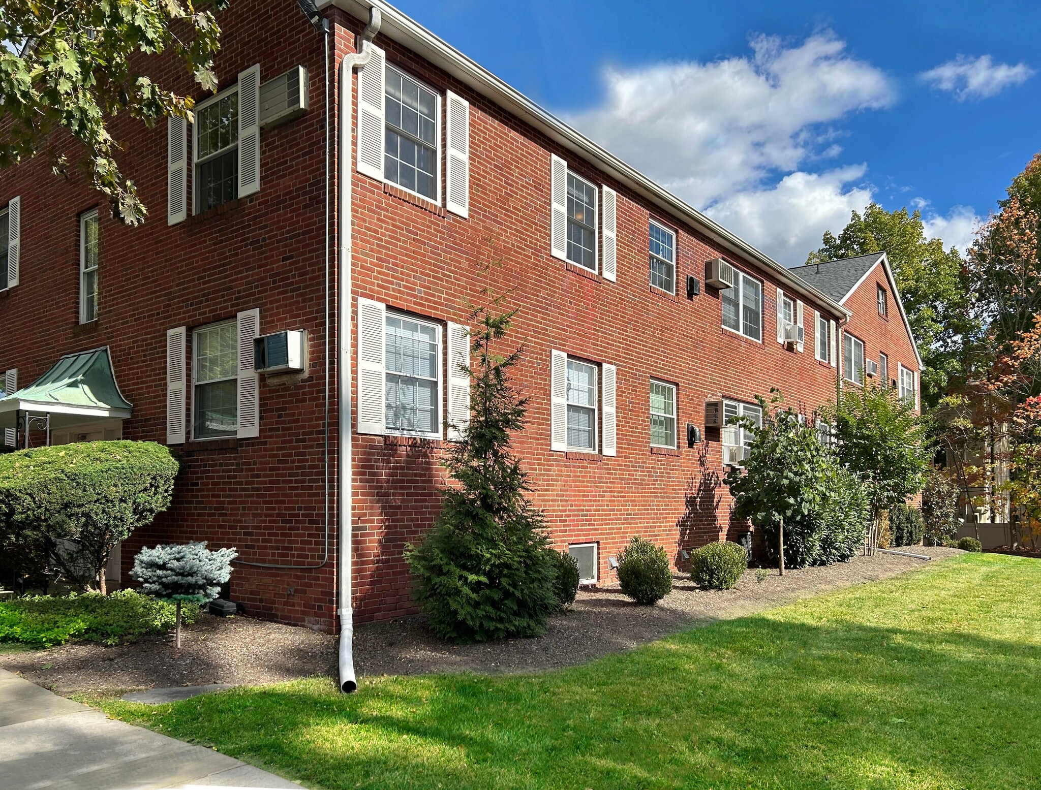 Building Photo - Suburban Square Apartments