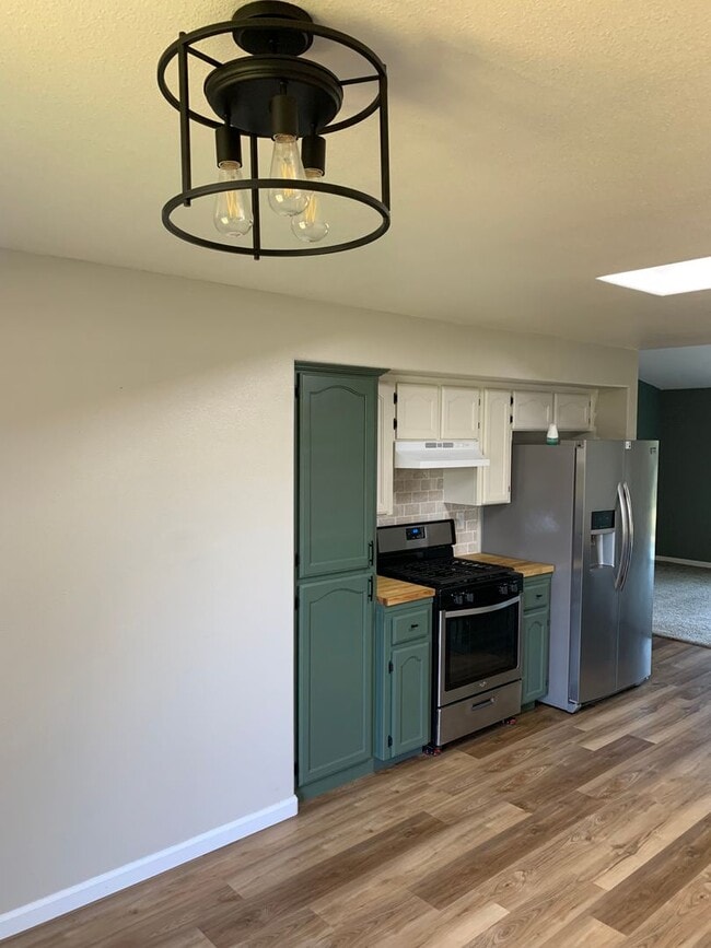 Building Photo - 3 Bedroom 2 Bath Home