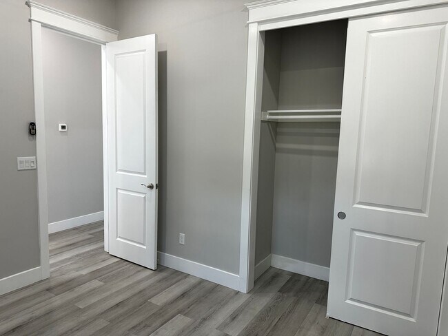 Building Photo - Remodeled 2bed/1 bath! Pets Ok! In-unit laundry!