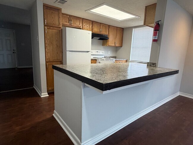 Building Photo - Spacious 3 Bedroom Townhome in Oak Park