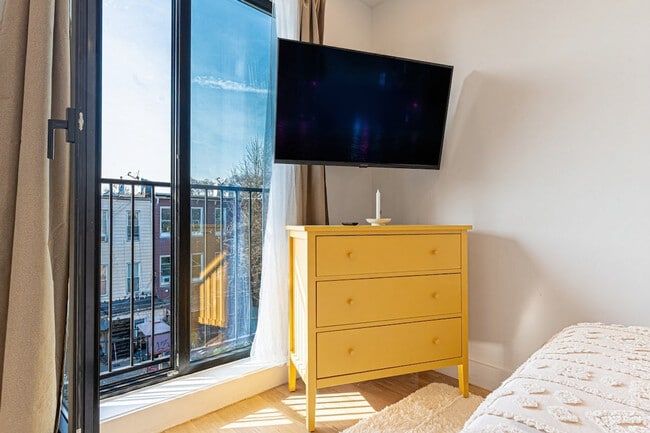 Building Photo - 242 Schaefer St