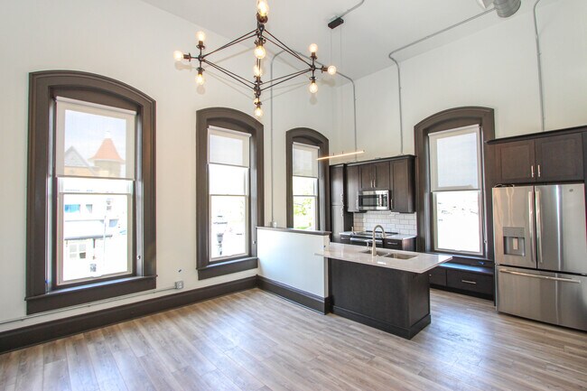 Building Photo - 102 S Main St
