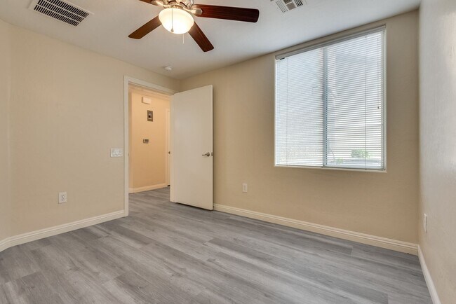 Building Photo - 6868 Sky Pointe Dr
