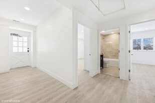 Building Photo - 304 S Hager Ave