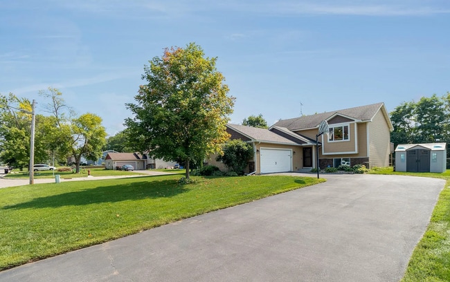 Building Photo - Check out this 4 BR 2 Bath single family h...