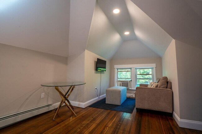 Building Photo - Completely renovated studio with all utils included AVAILABLE 6/1/2026