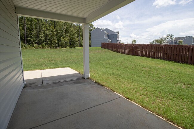Building Photo - Gorgeous 3 Bedroom, 2 Bath - Available Mid...