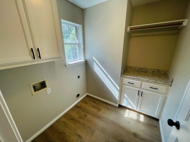 Building Photo - Amazing Midway ISD Home