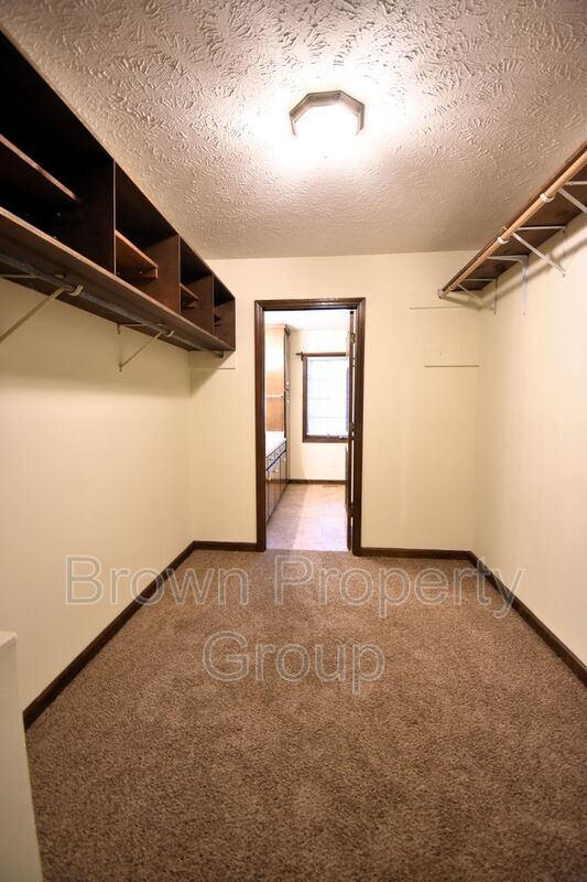 Building Photo - 901 Fredonia Dr
