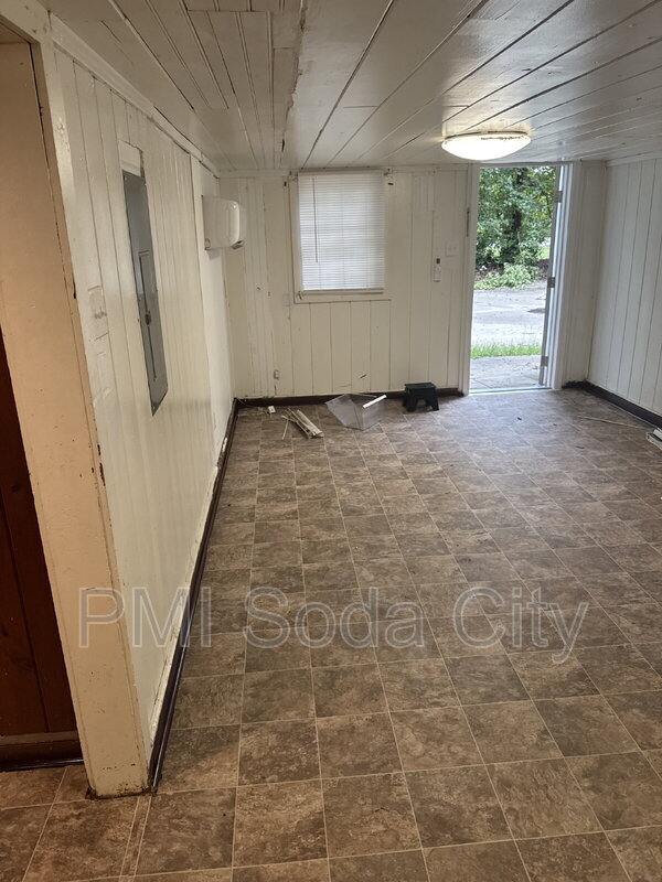 Building Photo - 211 E Brooks St