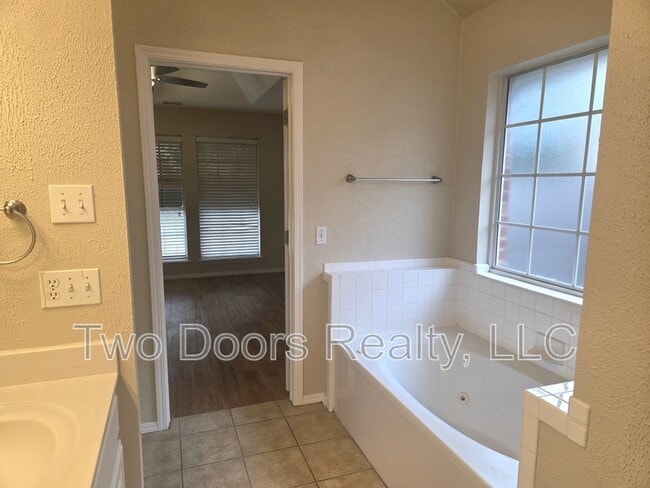 Building Photo - 13820 Oakmond Rd
