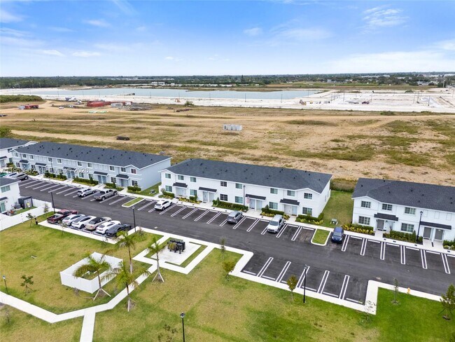 Building Photo - 1050 W Davis Pkwy