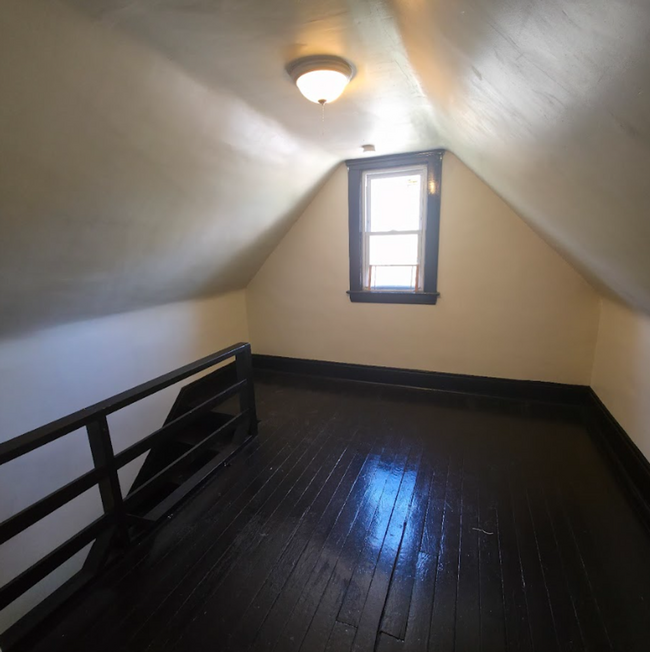 Building Photo - Single Family Home 2 beds 1 bath Available...