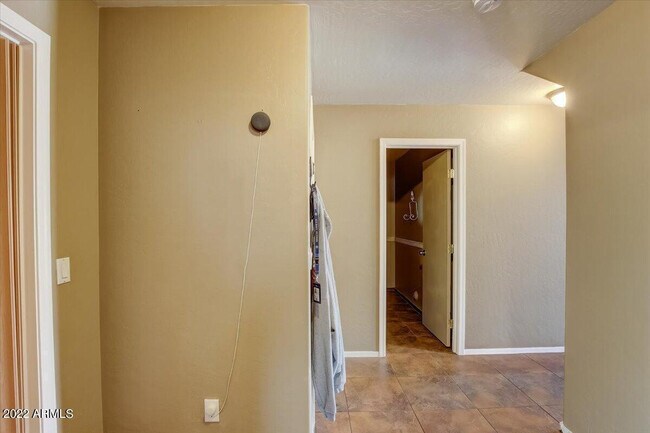 Building Photo - 14878 W Bloomfield Rd