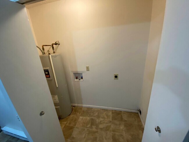 Building Photo - 810 Mary Anne Dr