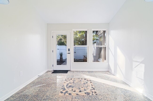 Building Photo - Modern Comfort on James Island!