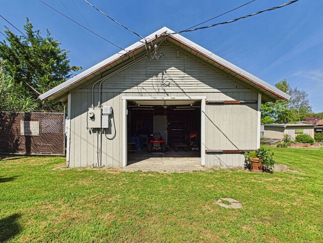 Building Photo - 2 bed 1 bath - Beautiful Outdoor Living