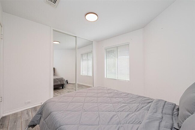 Building Photo - 8711 Pines Pl Dr