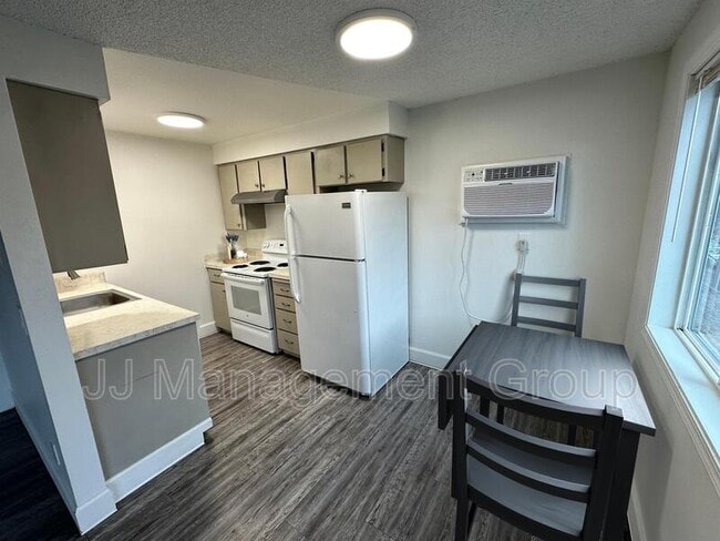 Building Photo - 230 E 7th Ave