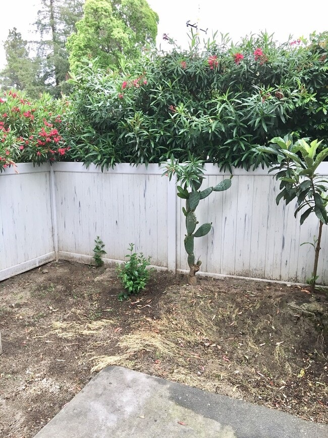 Building Photo - Great 2 bed, 1.5 Bath Condo with Garage in...