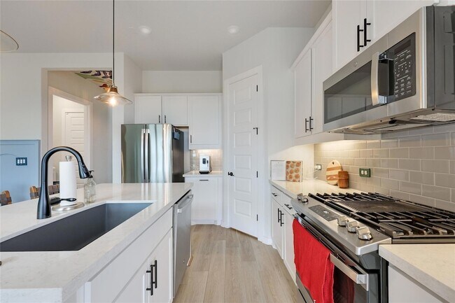 Building Photo - 4902 Seadrift Dr