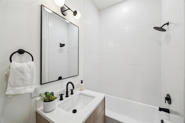 Building Photo - 415 Clearwater St