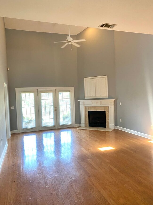 Building Photo - Large 3 bed/ 2.5 bath townhome for rent near the Reservoir!